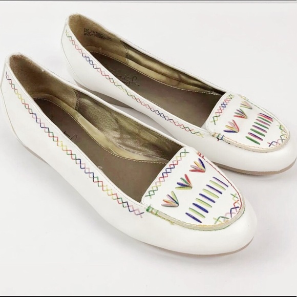 Hush Puppies Shoes - Hush Puppies 8.5 Slip On White Embroidered Flats